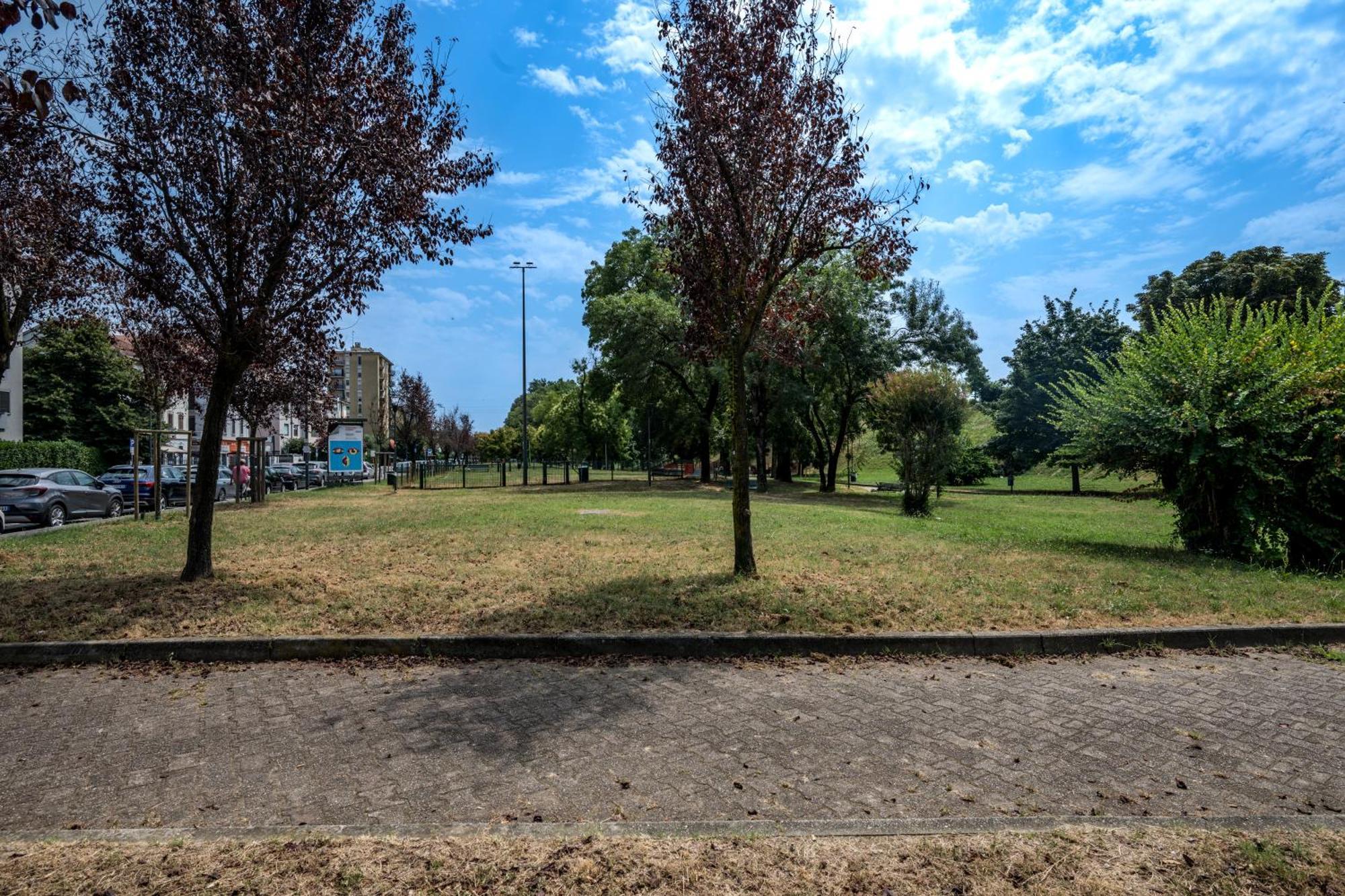 Cozy Rogoredo Next To The Metro And Train Station Milão